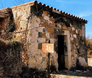 You’ve been misled about €1 houses in Italy! Discover the 9 biggest pitfalls of buying and renovating so you don’t make a costly mistake. Get the facts now!