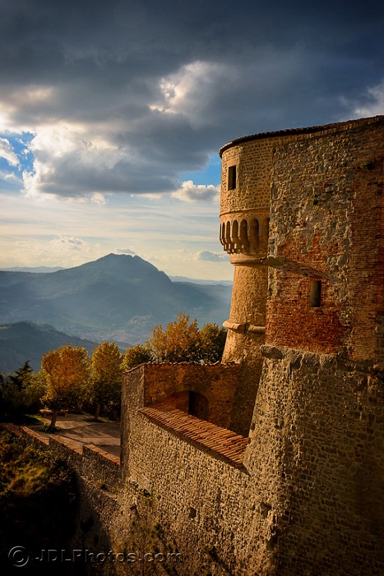 San Leo is, together with the Piedmont towns of Montiglio and Saluzzo, my favourite hill town in Italy. I was completely stunned the first time I came here