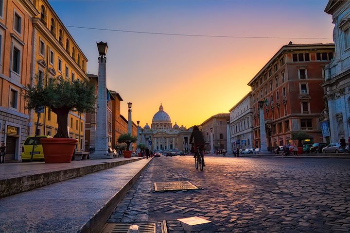 Discover the beauty of Italy through these stunning photos that capture its essence. From historical towns to breathtaking landscapes, explore it all.