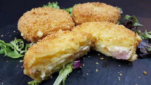 Fried polenta with scamorza cheese and prosciutto cotto.