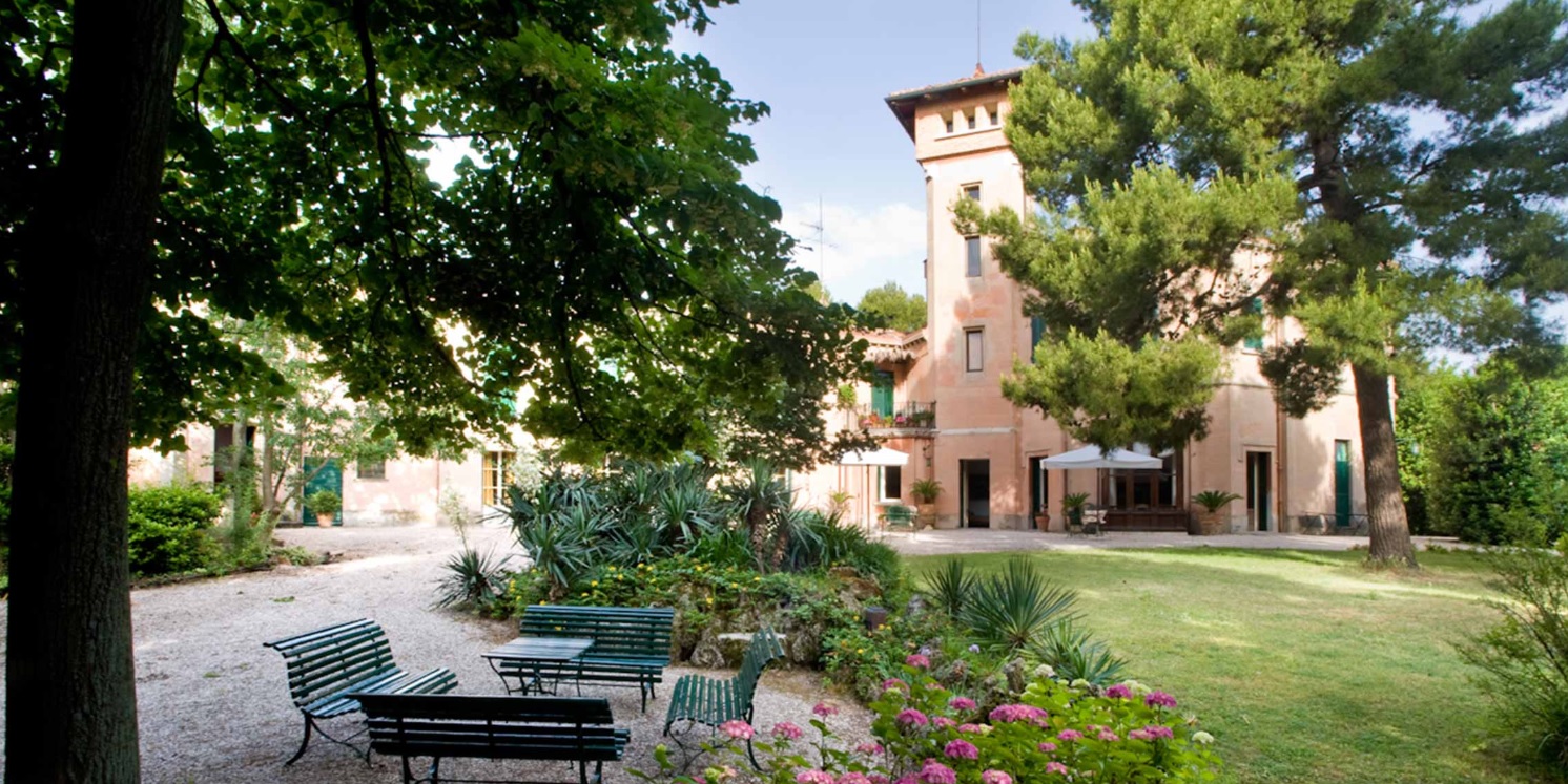 A couple of beautifully restored country houses, located in a rural setting in one of the loveliest corners of Italy. Only thing missing... YOU!