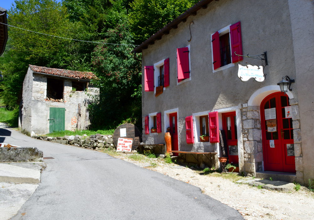 Walking out of town in Cison di Valmarino Walking out of town in Cison di Valmarino